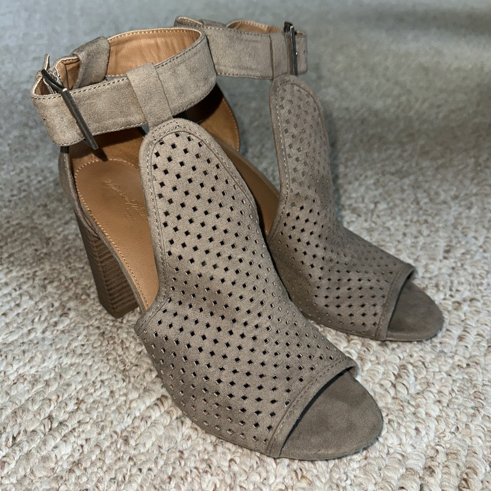 Womens Universal Tjreads Chunky‎ High Heel Size 9.5 Strap Sandal Taupe EUC